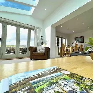 Holiday home The Gables - Spacious House, Picturesque Views & Free Parking, Bath